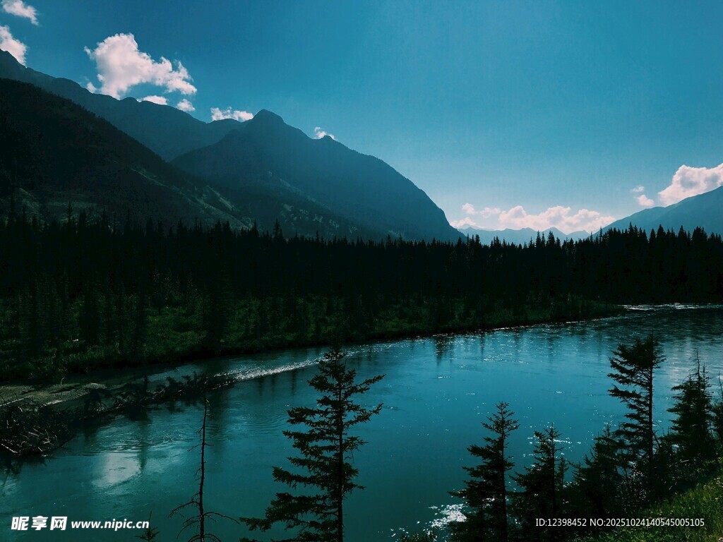 美丽湖景与远山森林风光