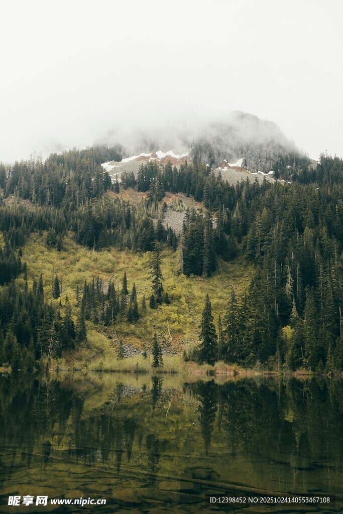 山间湖泊森林云雾景致