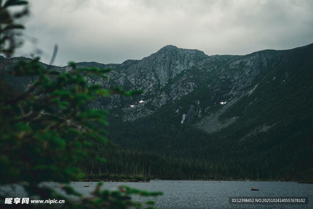 山间湖泊的朦胧美景