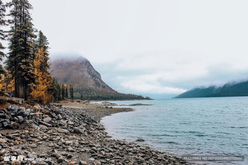 湖畔山林美景