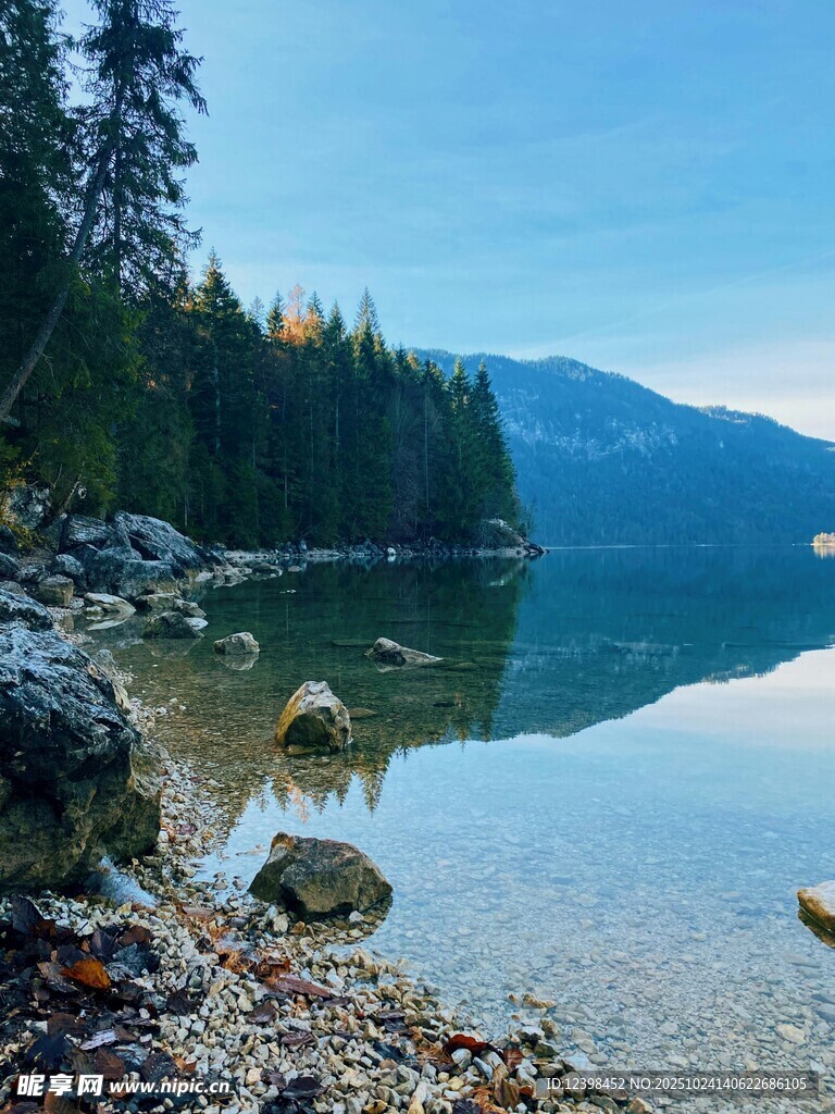 湖畔山林美景