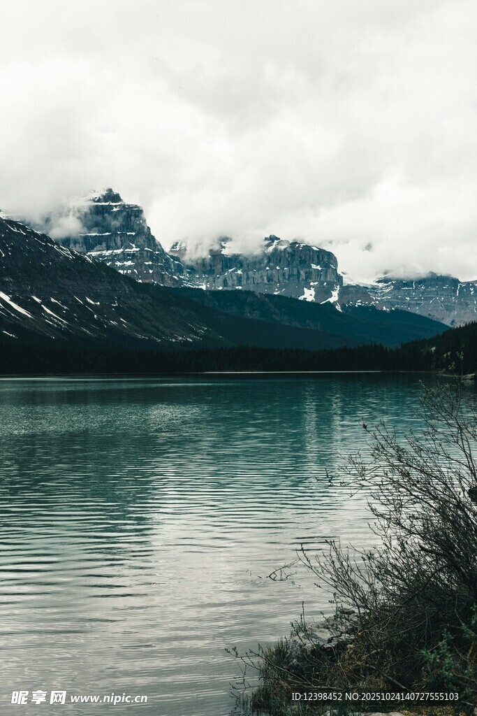 宁静山水间的自然美景