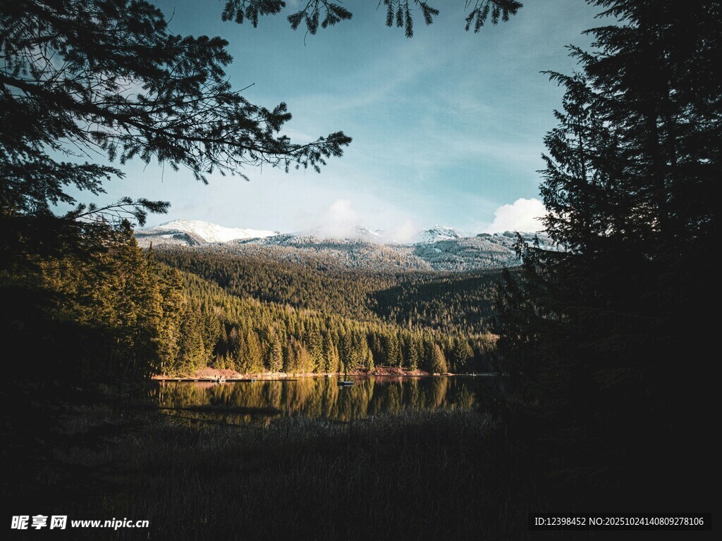 山林湖畔美景