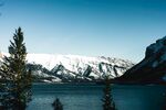 雪山湖畔的静谧景致
