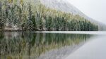 宁静湖畔雪景与森林倒影