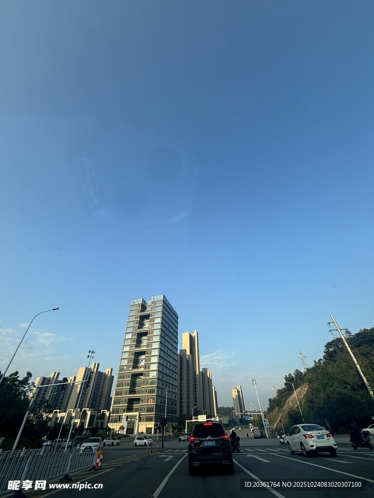 城市道路旁的高楼景观