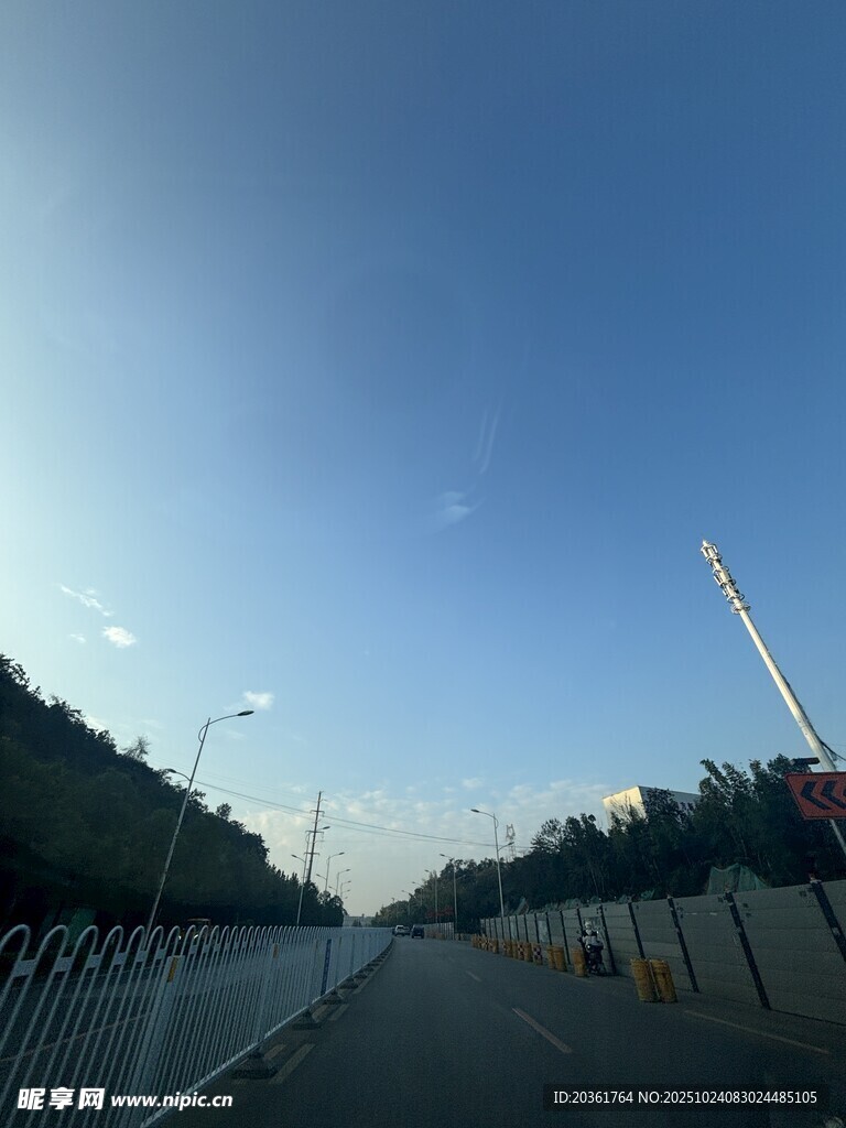 宽阔道路与蓝天景象