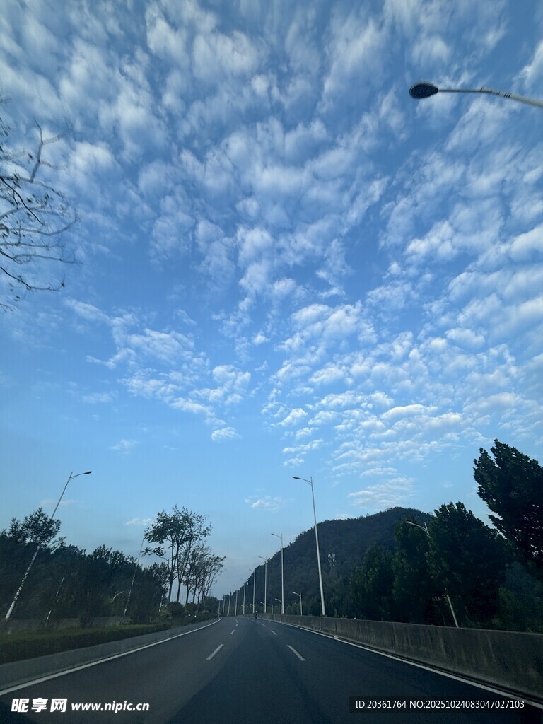 公路上的蓝天白云美景