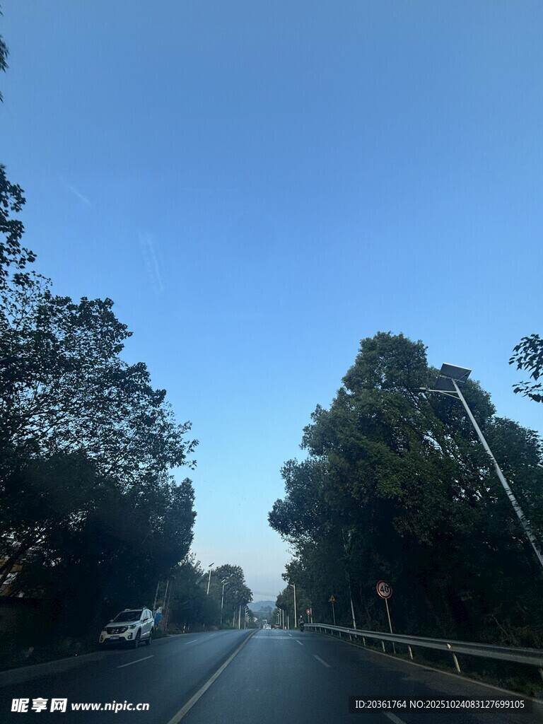 公路上的开阔风景