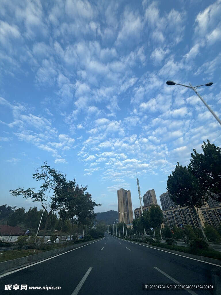 蓝天白云下的宽阔道路