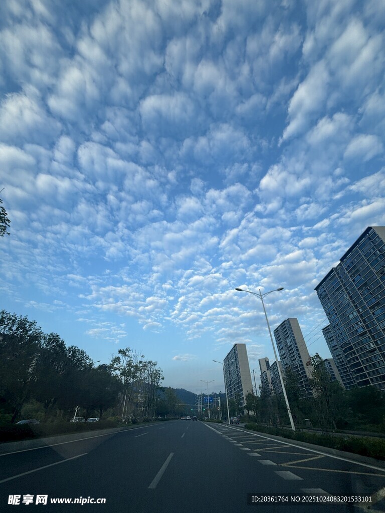 城市道路上的蓝天白云