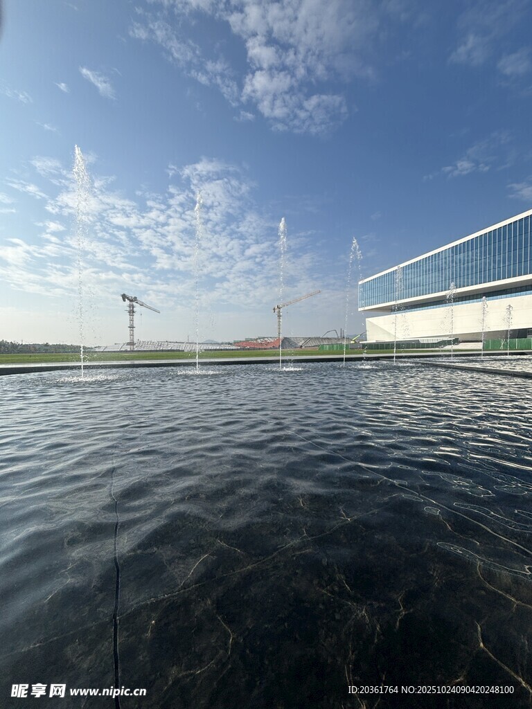 水面上的蓝天与建筑景观