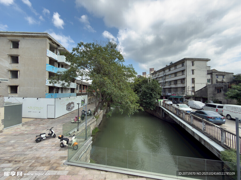 城市河道旁的建筑与风景