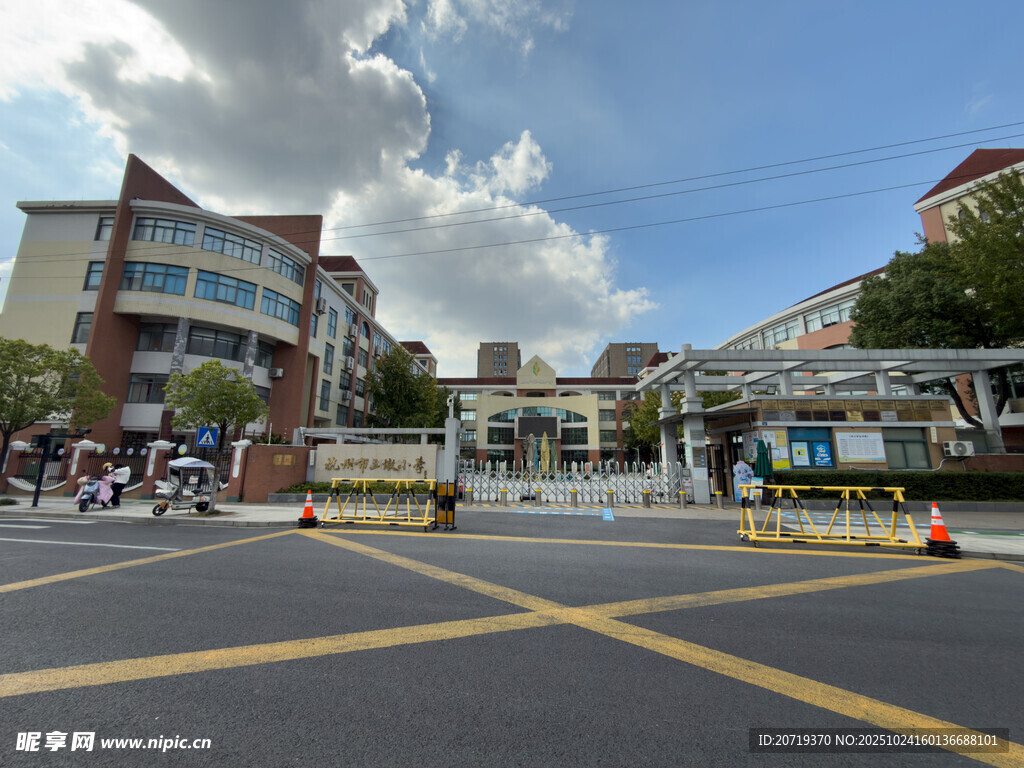 校园门口道路全景