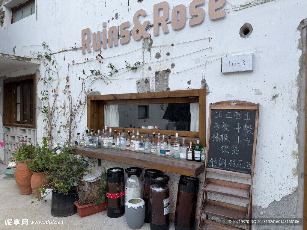 街边复古风格的咖啡小店