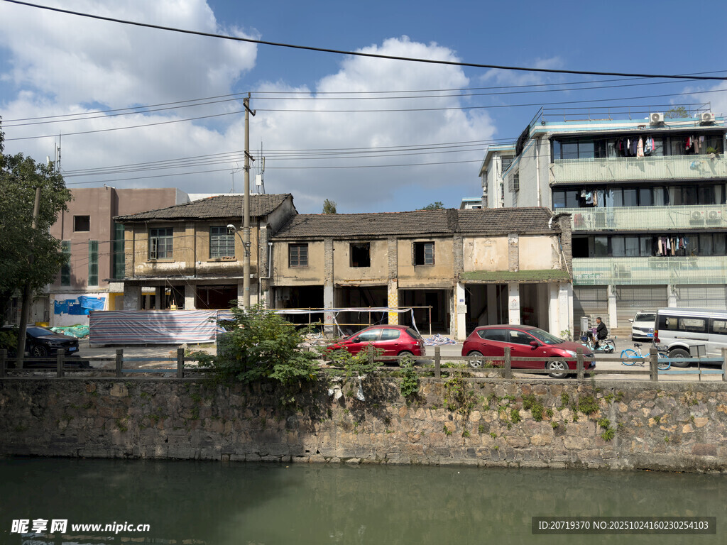 河边城市街景建筑风貌