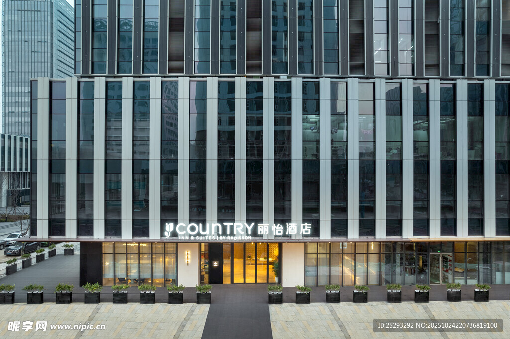 现代风格办公大楼外观