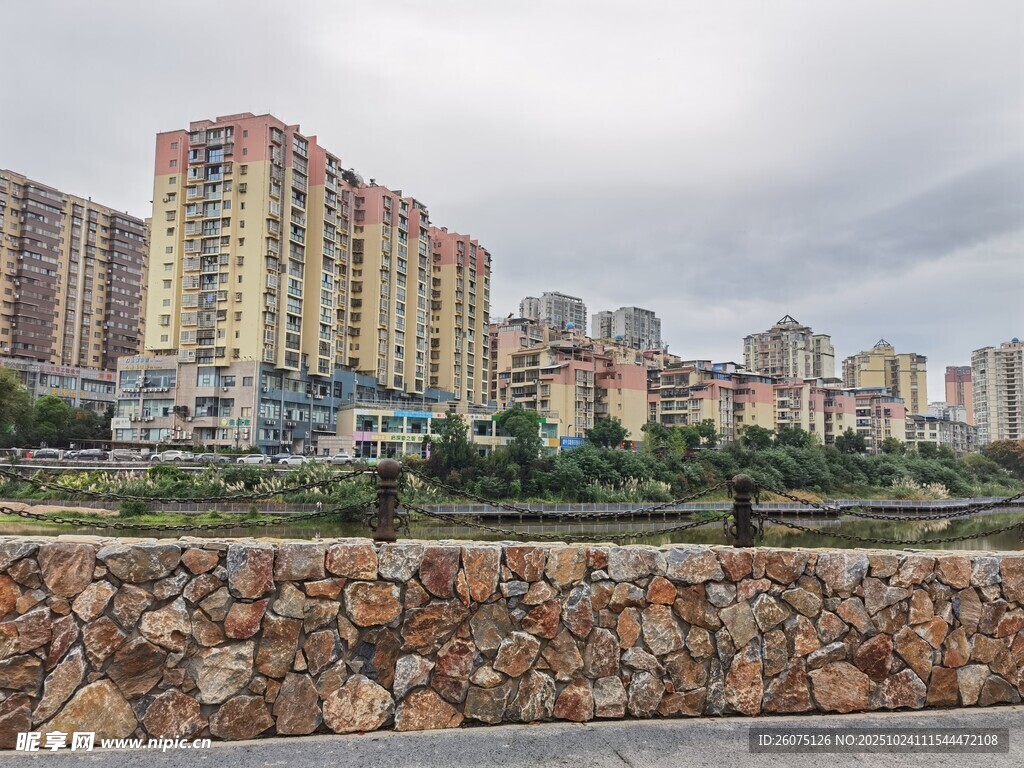 城市河畔的多彩居民楼