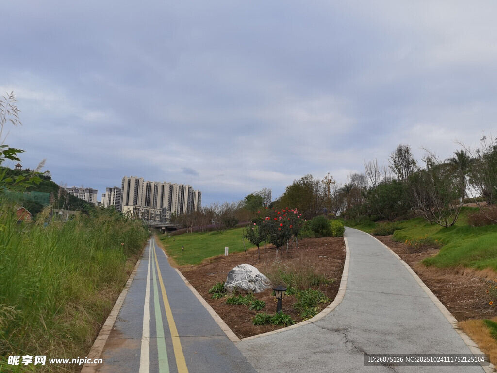 蜿蜒双道城郊自然风景