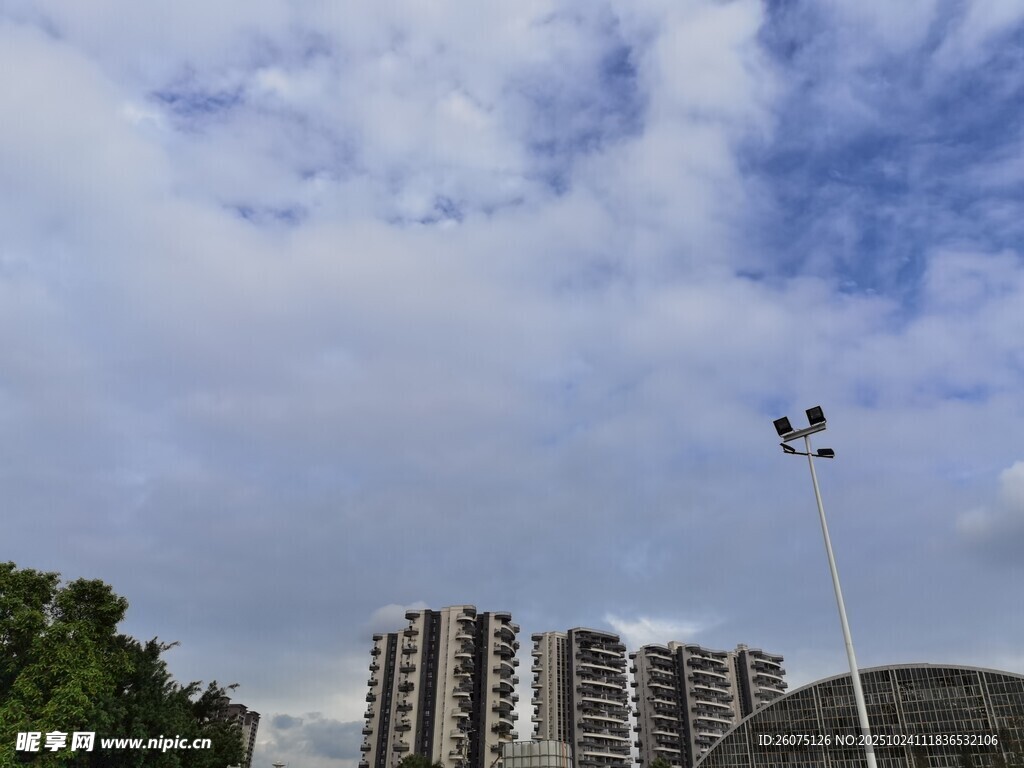 城市高楼与蓝天白云景观