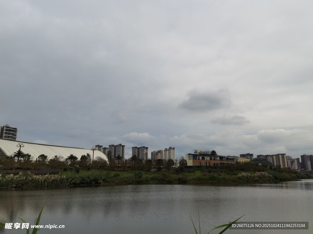 河畔城市景观阴云密布