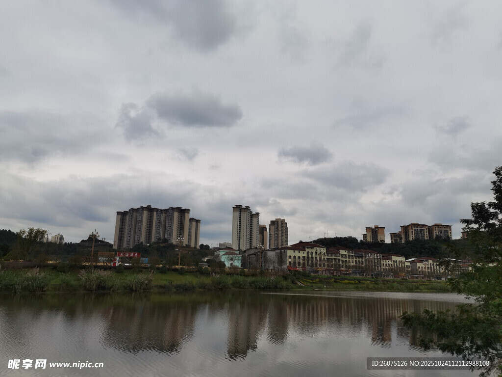 湖畔城市风光阴云下景致