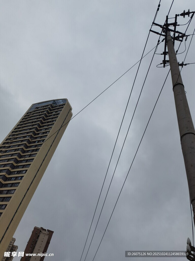 高楼旁交错的电线
