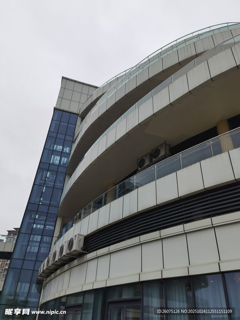 现代风格弧形建筑外观