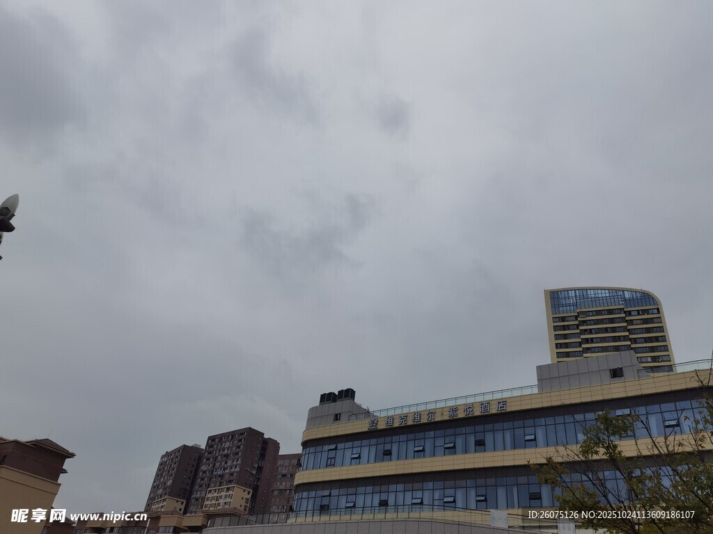 城市建筑在阴天的景象