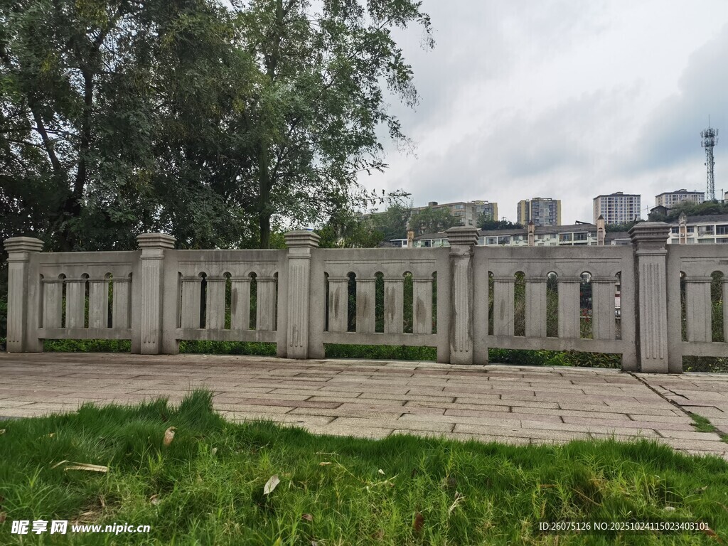 户外石质围栏与绿植景观