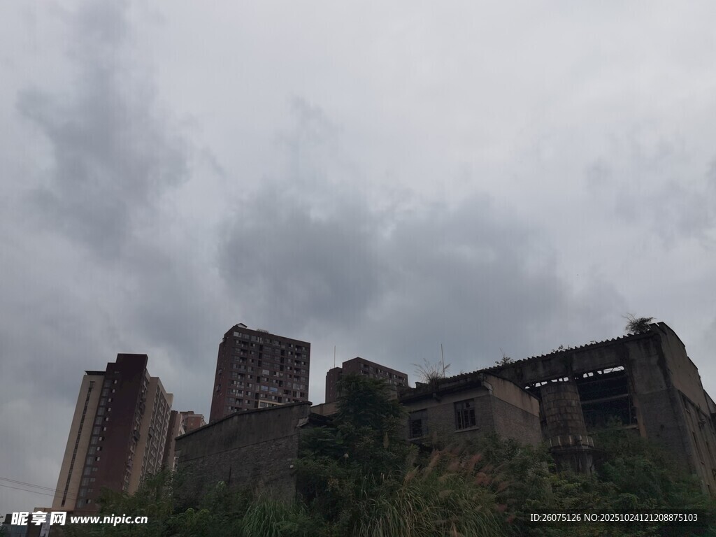 古老废墟屹立于阴云之下