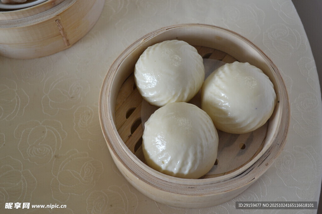 竹制蒸笼里的美味白包子