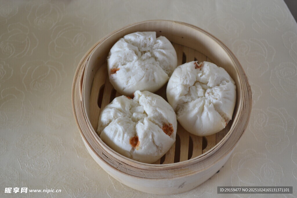 竹制蒸笼里的美味小笼包