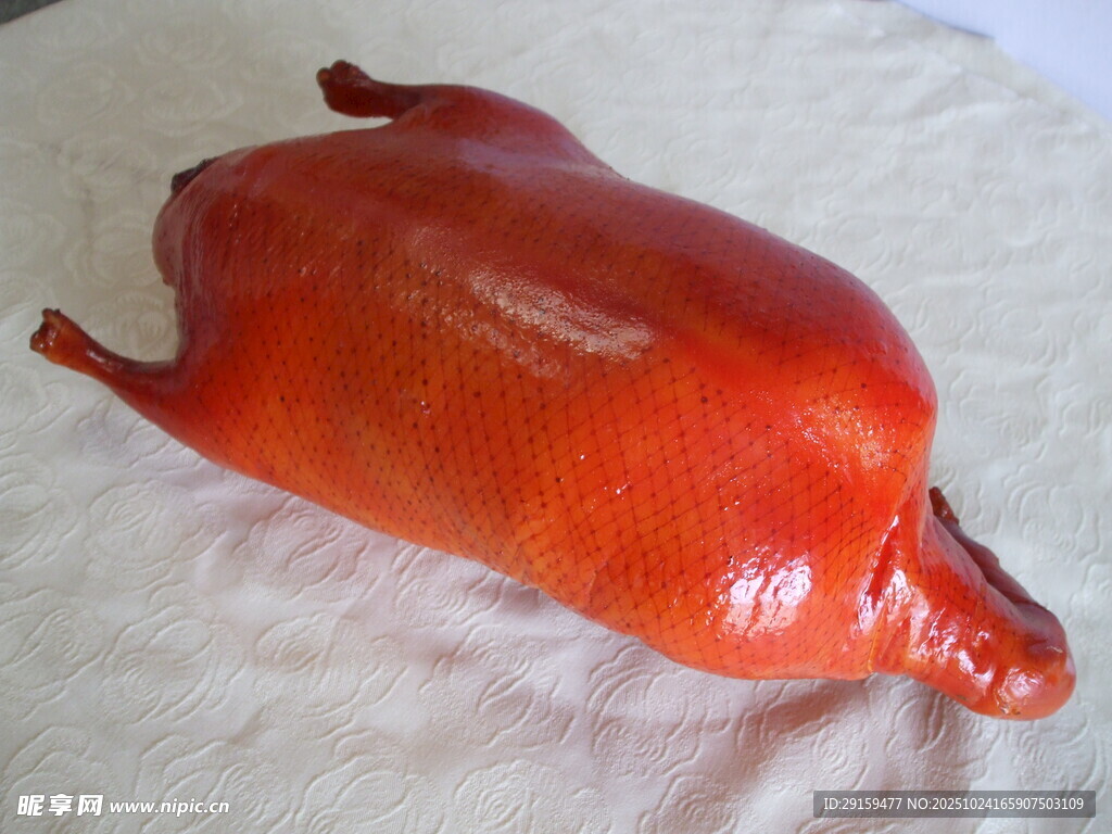 色泽诱人的整只烤鸭