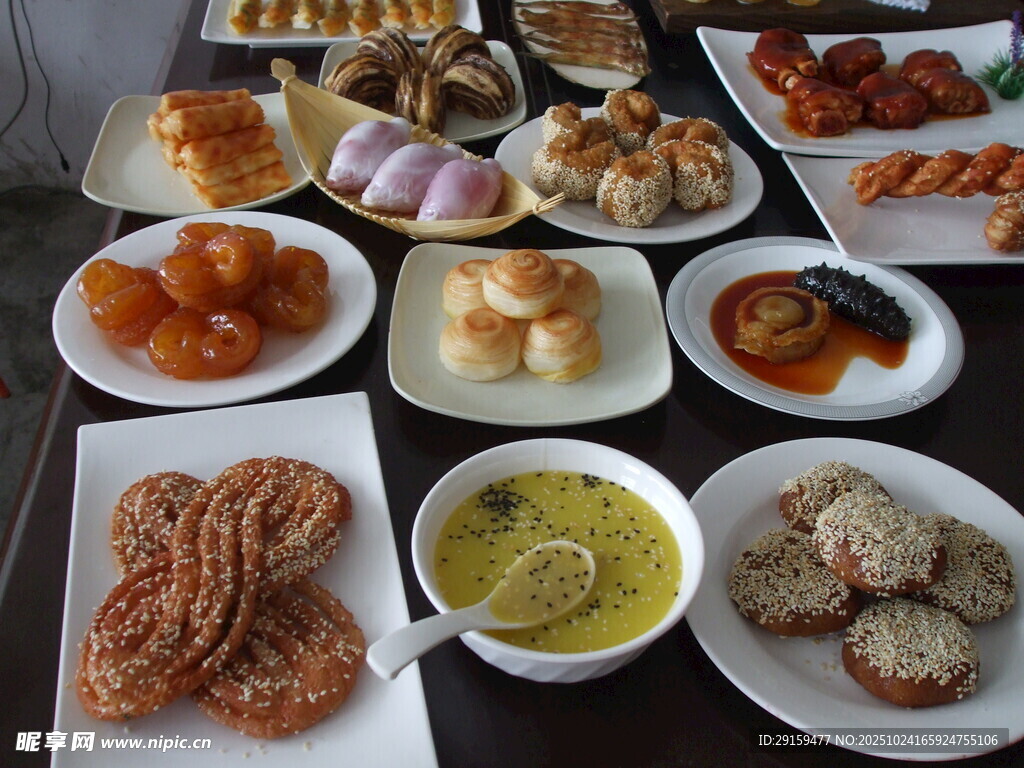 多样中式美食摆满一桌