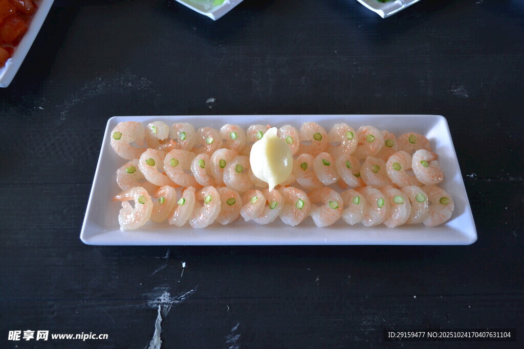 柠檬片摆盘的精美水果盘