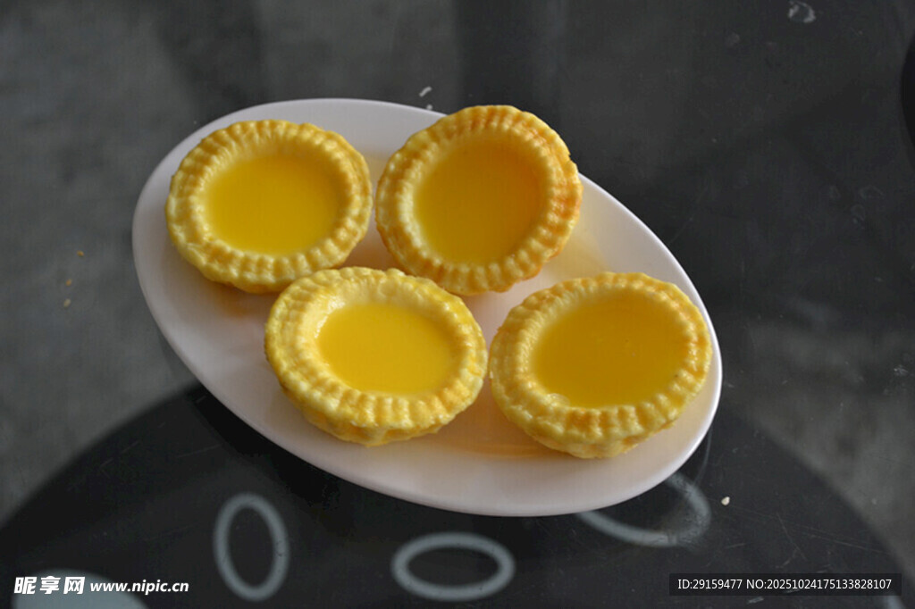 美味蛋挞摆放在白色盘中