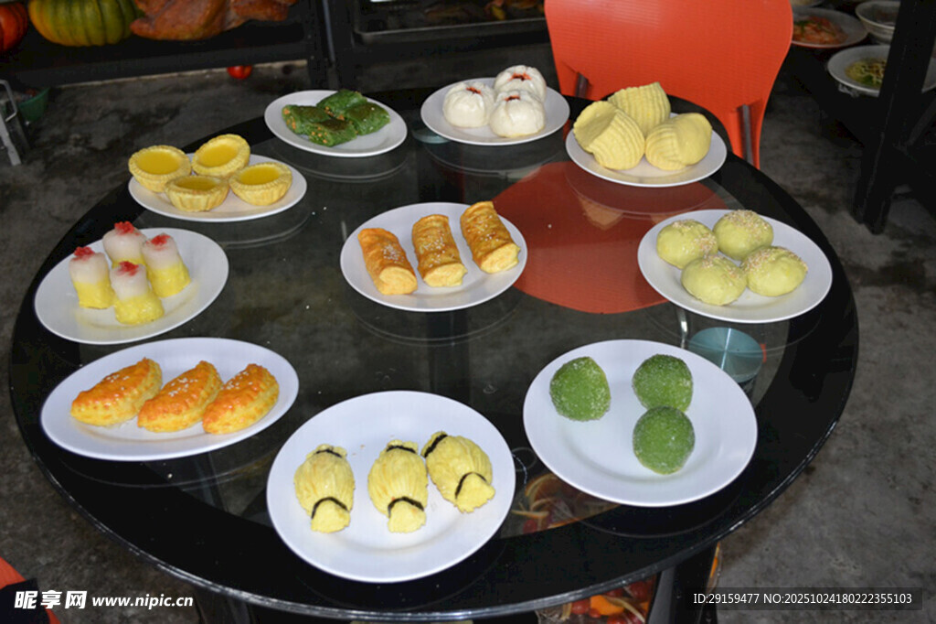 多样精致糕点摆满圆桌