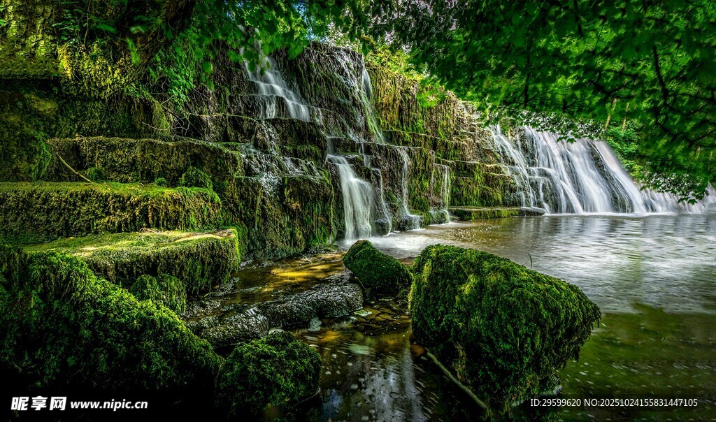 山间苔藓覆盖的灵动小瀑布