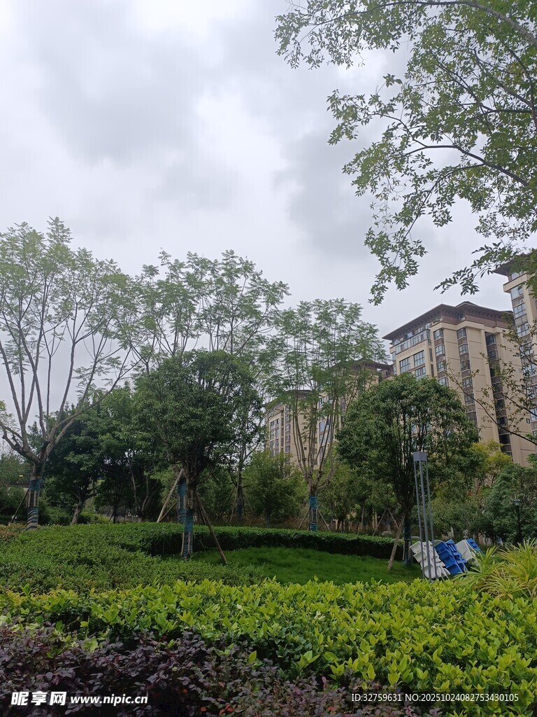 园林绿植环绕的古朴建筑