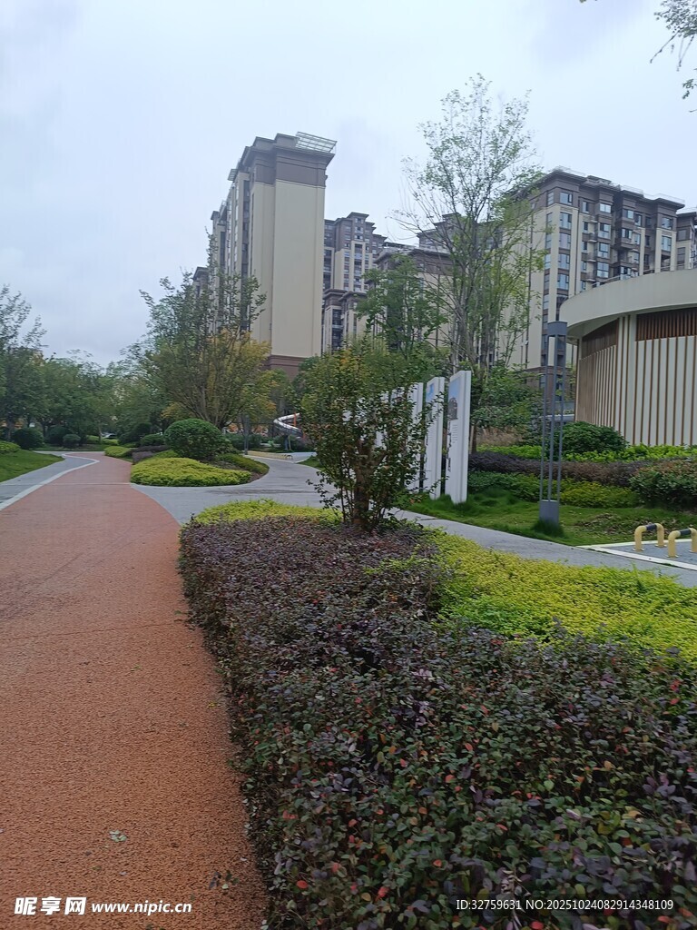 小区旁的景观步道