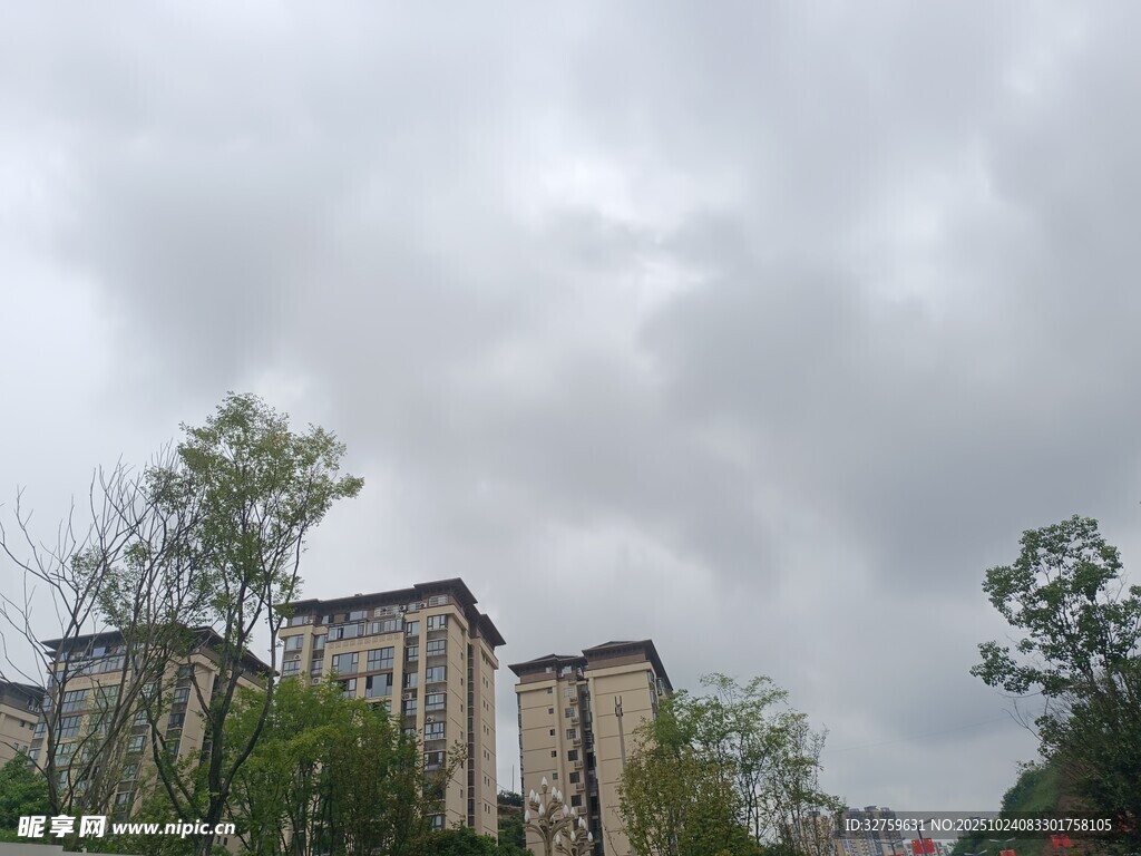 阴天里的城市建筑景观