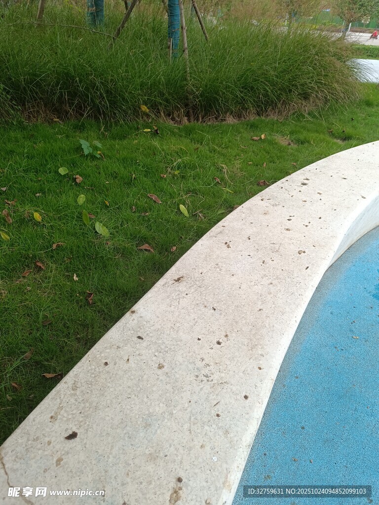 户外泳池边的弧形边缘