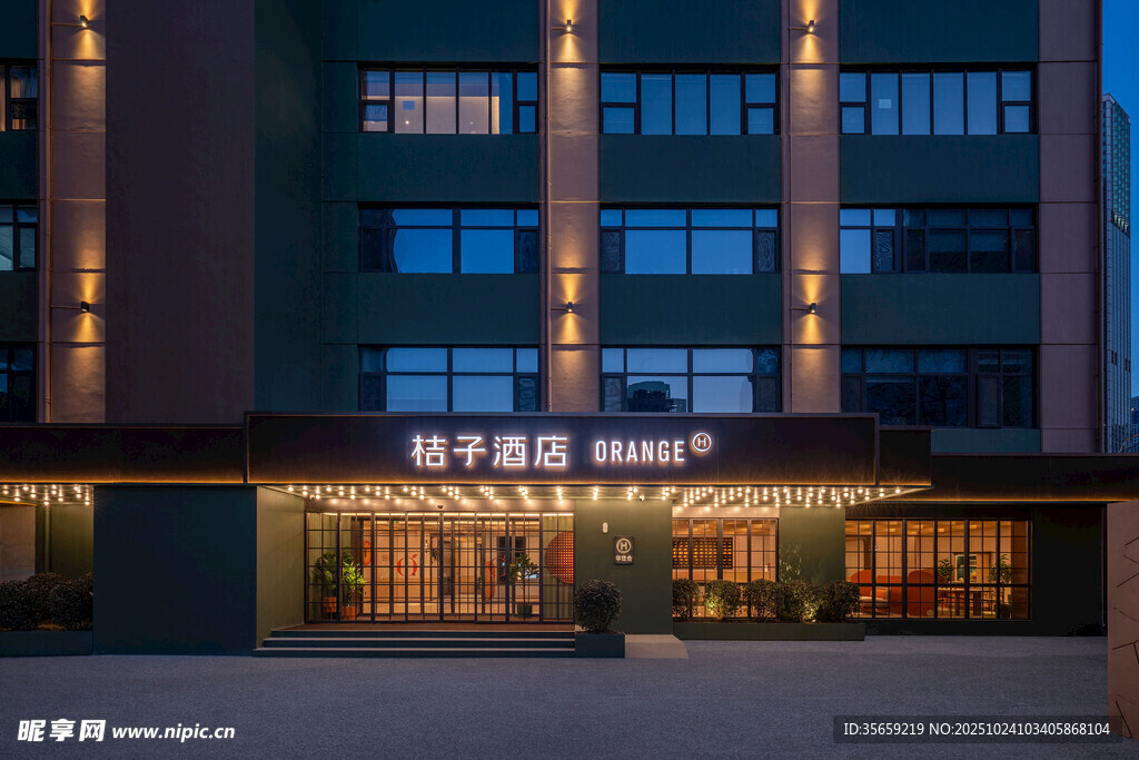 夜晚中的精致酒店外观