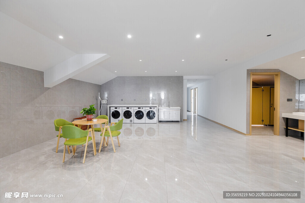 现代简约风明亮宽敞客厅