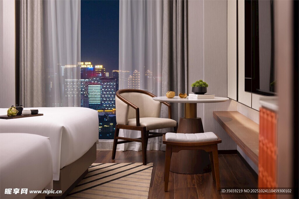 温馨酒店客房夜景