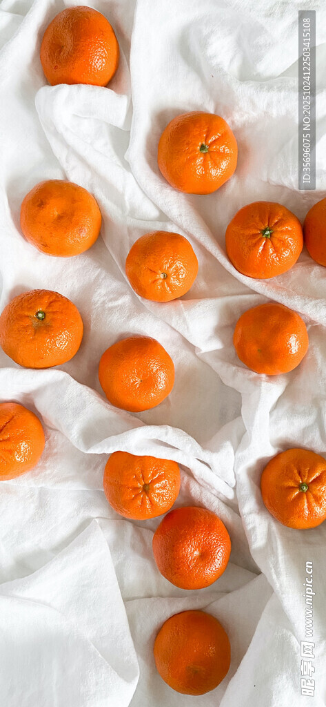 白色布上的橙色柿子