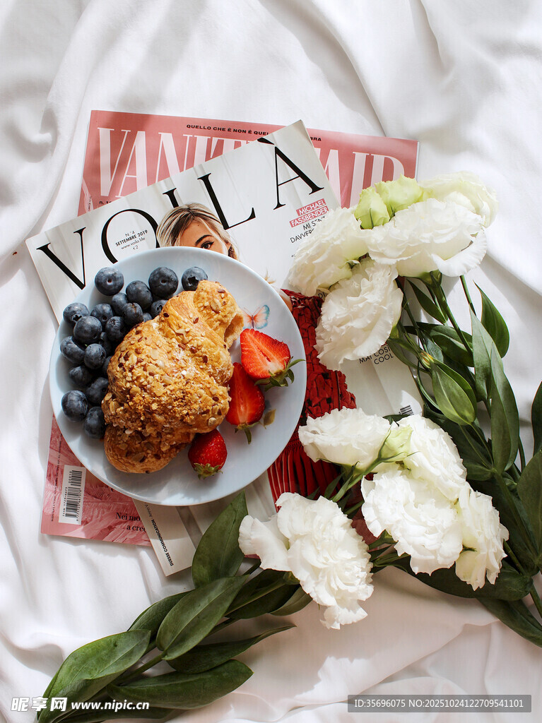 精致早餐与鲜花搭配