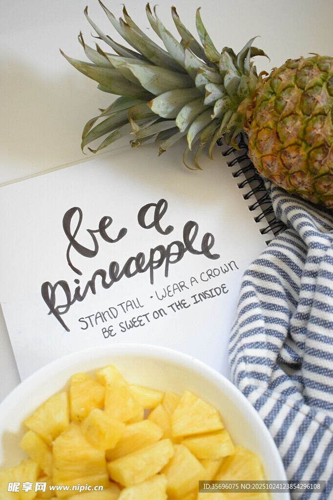 菠萝切块与整果温馨画面