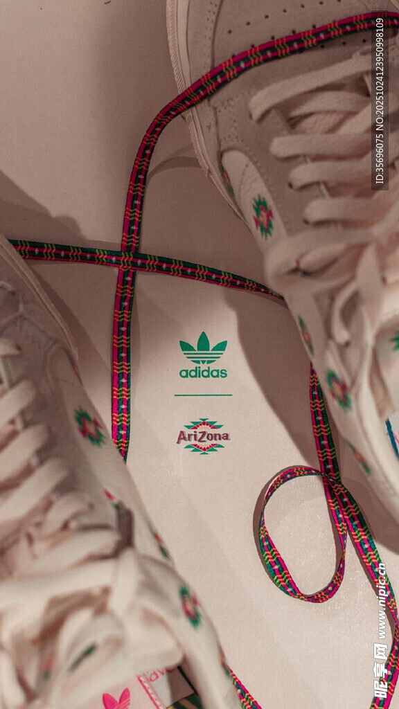 阿迪达斯运动鞋及鞋带细节